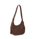 Cartera negra ovalada de simil cuero con cierre y correa ajustable con ojales. Cuenta con bolsillos internos y un bolsillo trasero.