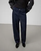 Pantalón de denim azul marino, corte barrel fit, confeccionado en algodón 100%. Presenta pespuntes a tono, trabillas, cierre de botón metálico, canesú en la espalda y bolsillos traseros.