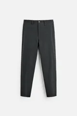 Pantalón slim fit negro confeccionado en tejido con elasticidad en ambas direcciones. Cuenta con bolsillos frontales y traseros de vivo con botón. Cierre frontal con cremallera y botón.