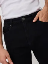 Bermuda de jean celeste, confeccionada en 83% algodón, 15% poliéster y 2% elastano. Diseño clásico con bolsillos delanteros y traseros.