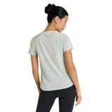 Remera deportiva color verde agua, de corte clásico y mangas cortas. Presenta logo de la marca en el pecho.