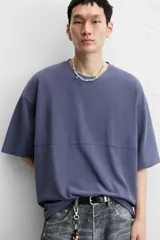 Camiseta azul de corte holgado, cuello redondo y manga corta. Tiene un efecto lavado que le da una apariencia única.