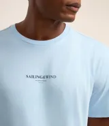 Remera celeste de algodón, corte clásico, con cuello redondo y mangas cortas. Estampa lettering Sailing&Wind en el pecho.