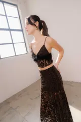 Pollera larga irregular de encaje color marrón oscuro, con forro corto.