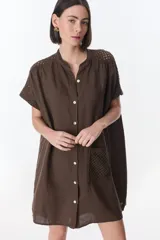 Vestido camisero celeste de lino con cuello mao, manga corta con detalle de calado y bolsillo de crochet.