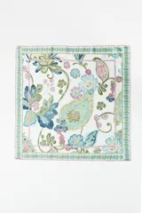 Pañuelo cuadrado de tela fina color blanco con estampado floral estilo paisley en tonos rosa, celeste, verde y azul.