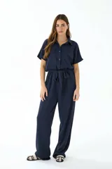 Mono largo azul marino con corte holgado, cuello camisero, cierre frontal con botones, mangas cortas y cinturón ajustable en la cintura.