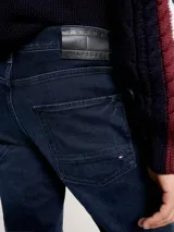 Jean azul oscuro de corte recto ajustado, con diseño clásico de cinco bolsillos y cierre de cremallera con botón.