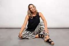 Pantalón de tiro alto y corte ancho con estampado de cebra. Confeccionado en algodón.