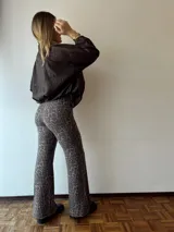 Pantalón de tela acanalada con estampado animal print en tonos marrones.