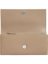 Billetera Calvin Klein trifold color beige con textura granulada y placa metálica con logo CK. Cuenta con múltiples compartimentos para tarjetas, billetes y documentos, protección RFID y bolsillo monedero.