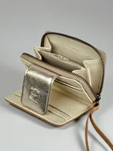 Billetera pequeña de cuero color marrón con cierre de cremallera y solapa dorada con broche a presión. Incluye correa de mano.