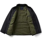 Campera negra con cuello de piel sintética, cierre con botones tipo tanca, bolsillos frontales con solapa y bolsillo vertical en el pecho. Corte recto y largo a la cadera.