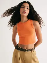 Top corto marrón de tela acanalada, con cuello redondo y sisas anchas.