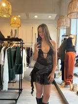 Conjunto de vestido corto de encaje negro con escote halter y short negro.