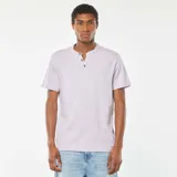 Camiseta de manga corta color lila claro, con cuello henley y tres botones.