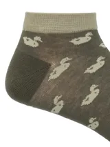Calcetines tobilleros grises con puño negro y estampado de patos negros.