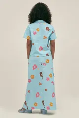 Camisa celeste con estampado de flores rosas, naranjas y marrones, de manga corta, cuello camisero y botones nacarados. Confeccionada en tejido seersucker.