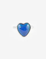 Anillo plateado con piedra en forma de corazón que cambia de color según el estado de ánimo.