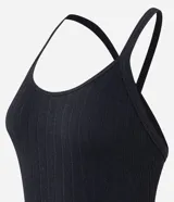 Body negro de tejido acanalado, con escote redondo y tirantes finos que se cruzan en la espalda.