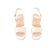 Sandalias color crema con plataforma y tacón cuadrado. Tira delantera ancha y pulsera al tobillo con hebilla dorada.