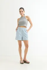 Musculosa corta de punto acanalado color celeste, con cuello redondo y sisas anchas.