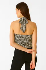 Top cropped de viscosa estampada, con cuello halter y lazo en la espalda.