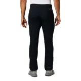 Pantalón de vestir negro, de corte recto, con bolsillos laterales y traseros. Se ajusta a la cintura con cinturón de cuero marrón.