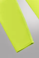 Par de manguitos de running color amarillo flúor, confeccionados en tejido técnico elástico, con banda de silicona en el borde superior y logo estampado.