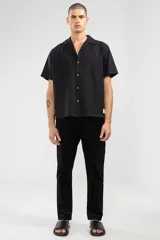 Pantalón de pana negro con cintura elástica y cordón de algodón. Cuenta con bolsillos laterales, un bolsillo trasero y el parche característico de Polonio.