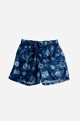 Short de baño azul con estampado de flores blancas y rojas, con cintura elástica y cordón ajustable.