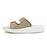 Sandalias de tiras color beige con hebillas doradas, base blanca y plataforma baja.