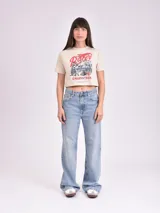 Remera corta blanca con estampa frontal de texto "Los Angeles" y una rosa en color rosa.