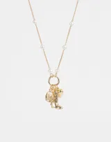 Collar corto dorado con cadena de eslabones y perlas, con ramillete de dijes folk: bota campera, corazón y moneda con perla.