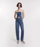 Top strapless de jean con recortes y botones frontales.