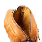 Bandolera color habano con diseño matelaseado. Tiene correa larga regulable de cuero sintético y cadena metálica plateada. El acceso es con cierre y tiene un bolsillo interno con cierre y otro externo con cierre.