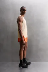 Shorts deportivos color naranja de tejido técnico ligero y elástico, con forro interior, cintura elástica ajustable con cordón, bolsillo trasero con cierre y logo estampado en la pierna. Zara Athleticz.