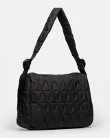 Bandolera negra acolchada con patrón de triángulos y correa ajustable.