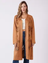 Chaqueta larga color marrón, de símil gamuza calada con diseño de flores y puntos. Tiene silueta abierta y mangas largas de corte recto.