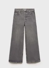 Pantalón de jean gris de corte wideleg, tiro medio, cinco bolsillos y cierre con botones.