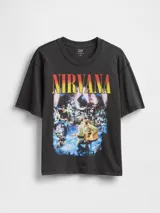 Remera negra de algodón con cuello redondo y mangas cortas. Estampado frontal con el logo de la banda Nirvana y una imagen de la banda tocando en vivo.