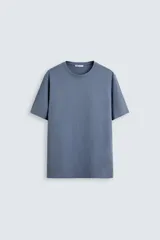 Camiseta celeste de corte recto, cuello redondo y manga corta.
