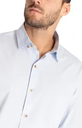 Camisa de manga larga celeste de popelina de algodón orgánico, calce moderno, con cuello clásico, cierre con botones color madera y logo RKF bordado en el puño.