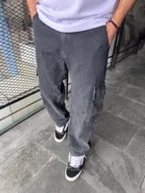 Pantalón cargo corte baggy color gris gastado, con bolsillos laterales y cintura elástica.