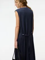 Vestido largo azul marino sin mangas, de corte recto y confeccionado en lino y algodón. Presenta lazos desmontables en los laterales.