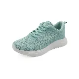 Zapatillas deportivas de dama color verde agua, con cordones y suela blanca.