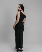 Vestido largo asimétrico de lycra, con detalle de corte en el costado.