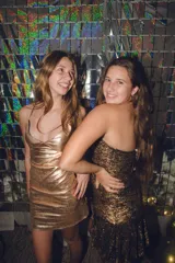 Vestido plateado con corte bajo el busto, abertura en la cintura y espalda descubierta. Se ata al cuello con dos tiras finas.