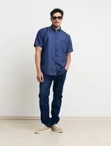 Camisa azul con estampado de lunares blancos, de manga corta y corte clásico.
