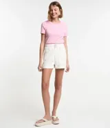 Remera básica de media malla color blanco, con cuello redondo y mangas cortas.